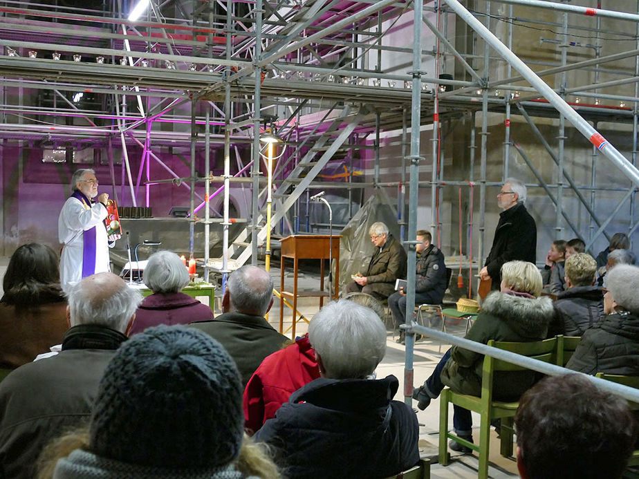 Heilige Messe auf der Baustelle zum 4. Advent (Foto: Karl-Franz Thiede)